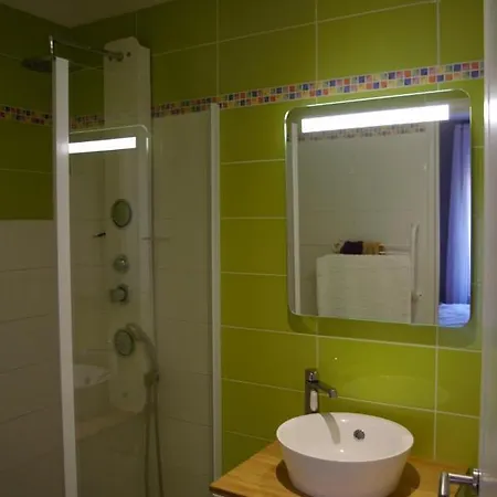 La Maison De L Artiste - D'hotes A - Avec Jacuzzi Bed and breakfast