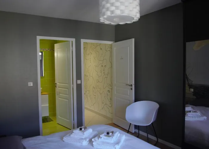 La Maison De L Artiste - D'hotes A - Avec Jacuzzi Bed & Breakfast 4*